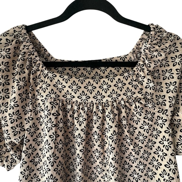 ANN TAYLOR | NWOT | BLACK & WHITE PRINT SHORT SLEEVE TOP | PETITE EXTRA SMALL - Picture 2 of 7